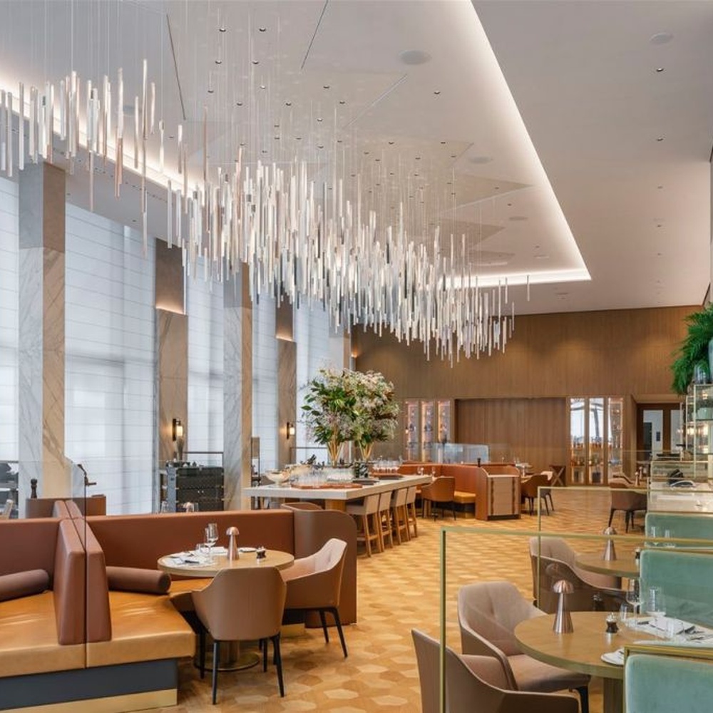 This is a modern minimalist large pendant crystal chandelier, composed of densely hung transparent and translucent crystal tubes, creating a dynamic light waterfall effect, with both decorative and lighting functions, ideal for high-ceiling commercial spaces such as high-end restaurants and hotel lobbies.