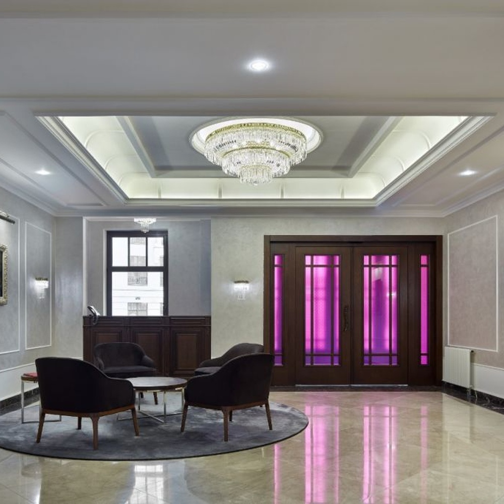 This European luxury oval crystal ceiling lamp features a gold metal frame paired with multiple layers of high-transparency faceted crystal strips. The crystals refract brilliant light, serving both core lighting and decorative purposes, suitable for high-end luxury spaces such as villa living rooms and hotel lobbies.