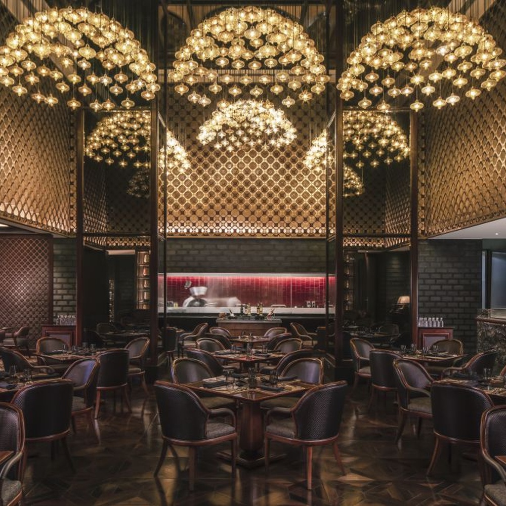 This light luxury bubble cloud chandelier is composed of a large number of transparent glass bubble lamp heads, arranged in a hemispherical staggered manner. Warm light refracts through the bubbles to emit soft and brilliant light spots, serving both lighting and decorative purposes, suitable for high-end restaurants, clubs and other light luxury style spaces.