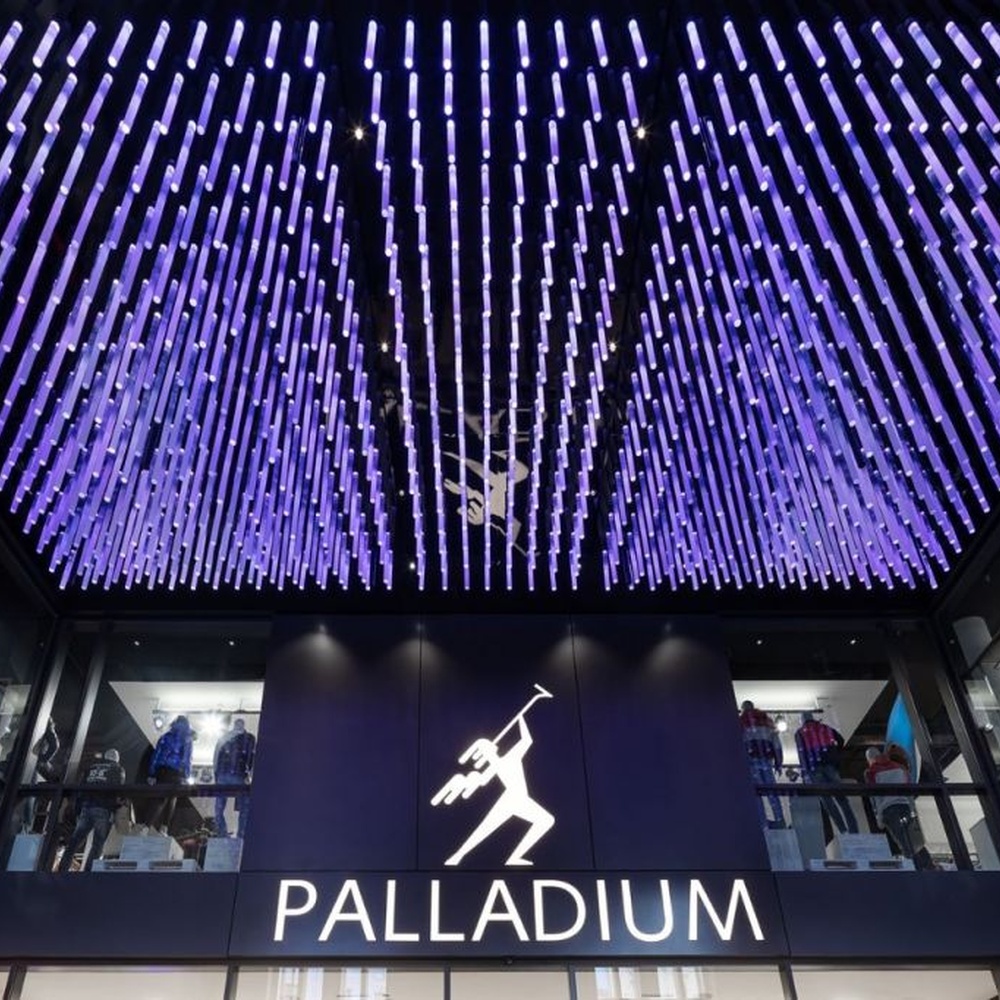This is an immersive LED pendant light array, composed of densely arranged purple gradient LED light strips arranged vertically, presenting a flowing starry sky effect, with both decorative and atmosphere-creating functions, ideal for trendy commercial spaces such as brand stores and commercial entrances.
