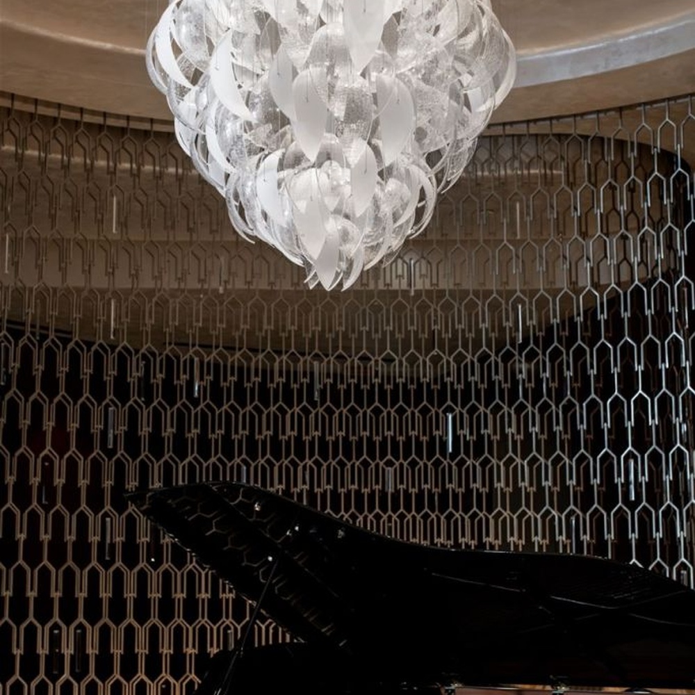 Modern Art Cloud-Shaped Crystal Chandelier, composed of layered irregular transparent crystal/acrylic sheets, serves both lighting and decorative purposes, ideal for luxury hotel lobbies, clubs, sales centers, light luxury living rooms and other high-ceiling spaces.