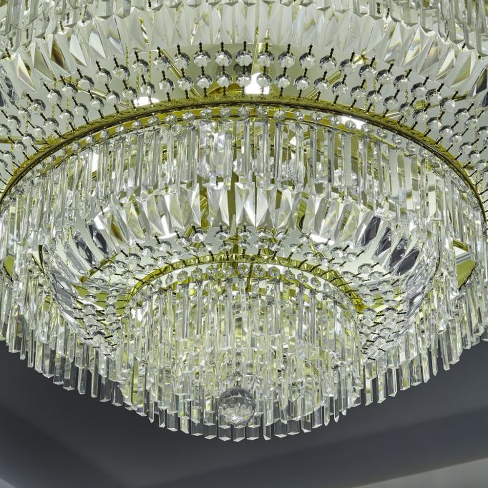 This European luxury oval crystal ceiling lamp features a gold metal frame paired with multiple layers of high-transparency faceted crystal strips. The crystals refract brilliant light, serving both core lighting and decorative purposes, suitable for high-end luxury spaces such as villa living rooms and hotel lobbies.