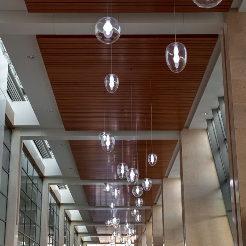 This is a natural-style suspended art installation lamp, composed of transparent ripple-shaped leaves and gold accents, creating an immersive scene with dead trees and green plants, with both decorative and lighting functions, ideal for weddings, high-end restaurants, art galleries and other scenarios.