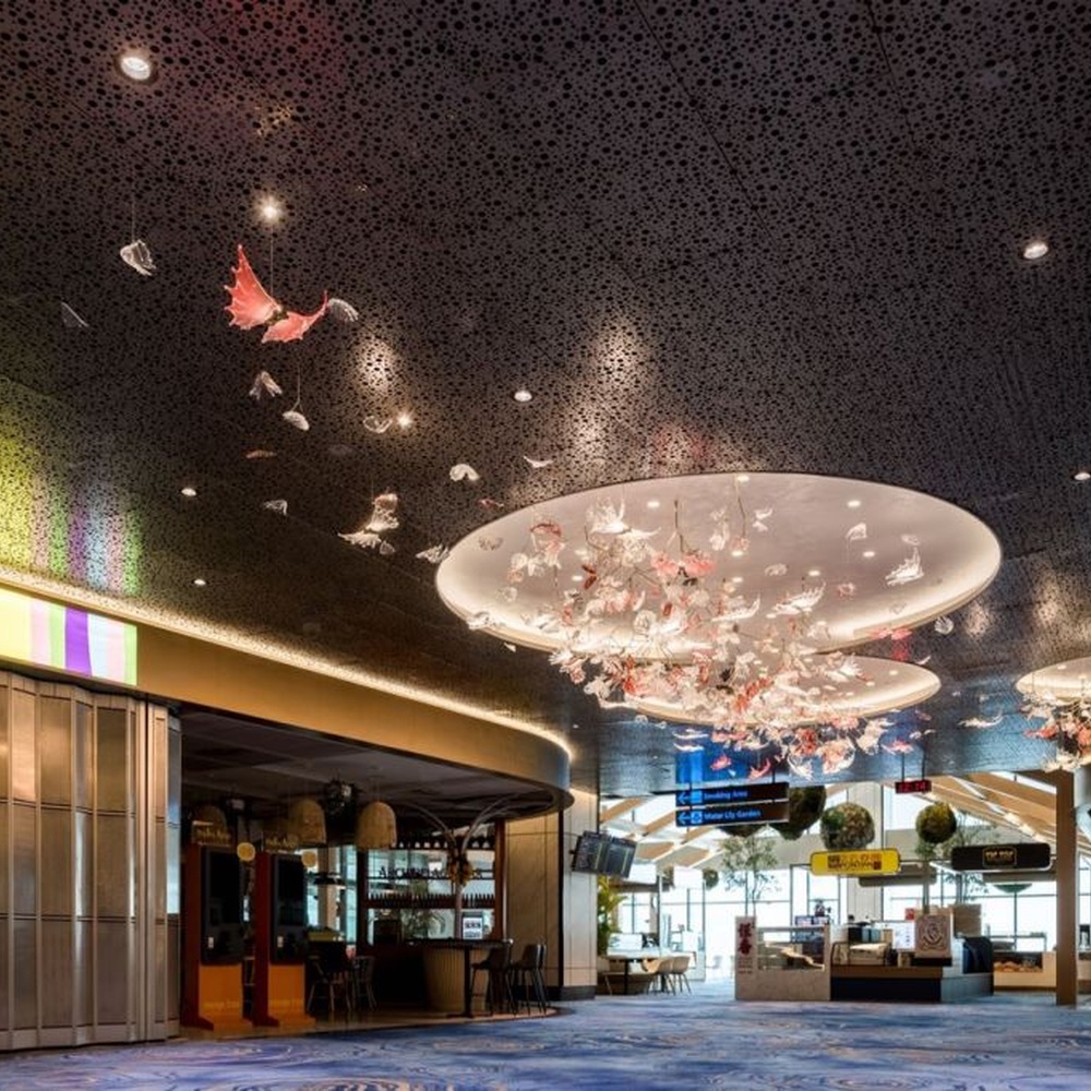 This is a customized artistic flower ceiling chandelier, composed of flower and branch-shaped components made of transparent and red-pink glass/acrylic material, paired with a circular luminous ceiling plate, which has both lighting and artistic decoration functions, suitable for large commercial spaces such as hotel lobbies, banquet halls, and high-end clubs.