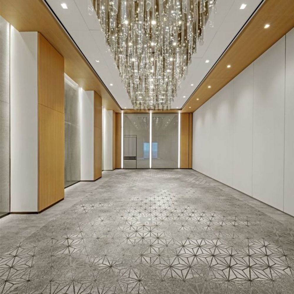 Modern Luxury Waterfall Crystal Chandelier, Composed of Numerous Transparent Crystal Strips Suspended in Layers, Serves Both Lighting and Decorative Purposes, Ideal for Hotel Corridors, Banquet Halls, Office Building Lobbies, High-End Clubs, etc.