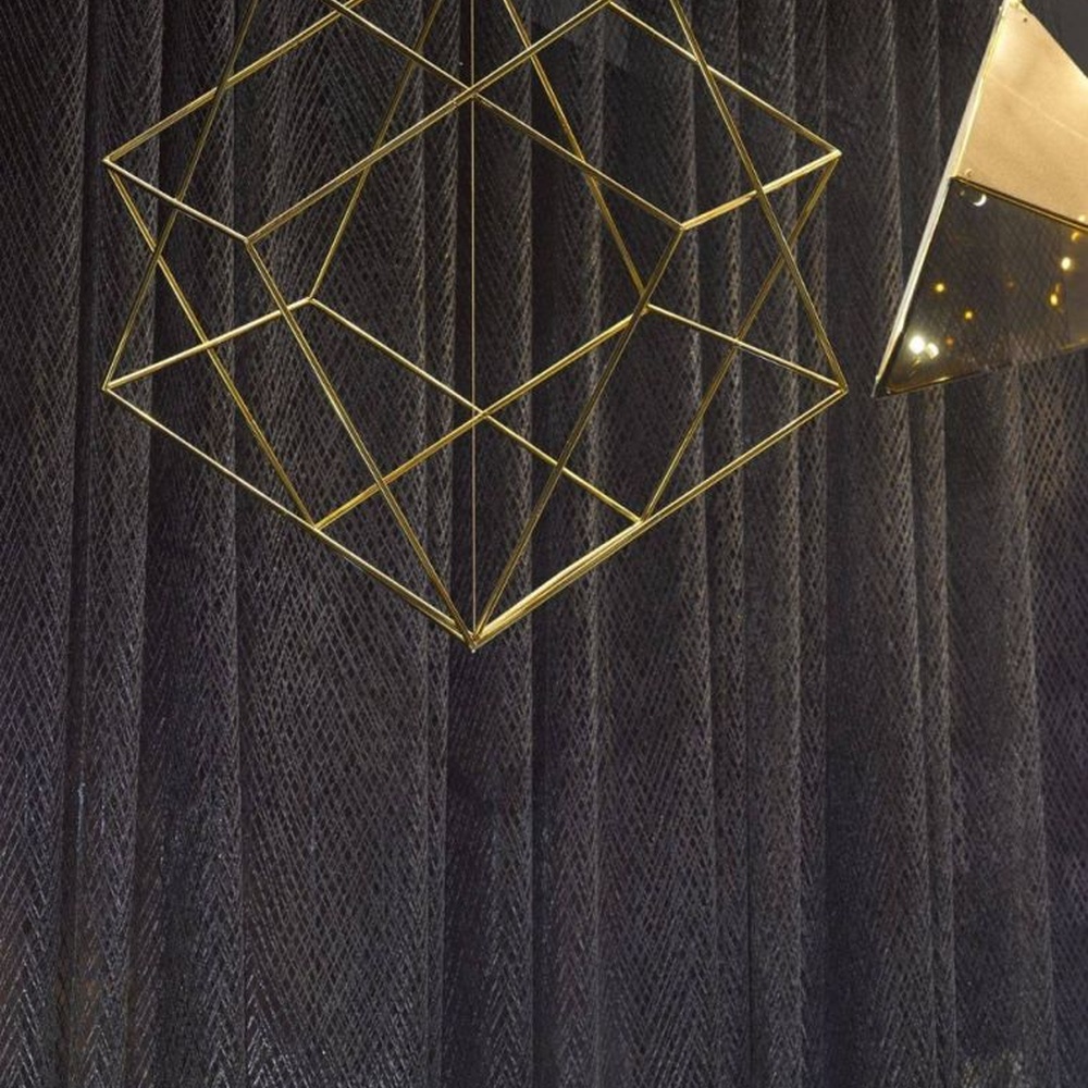 This modern geometric art chandelier is composed of intertwined gold metal lines forming an abstract frame, paired with geometric-shaped liuli/acrylic ornaments. Light refracts through them to emit a brilliant halo, serving both lighting and installation art purposes, suitable for high-ceiling commercial spaces such as hotel lobbies and high-end clubs.