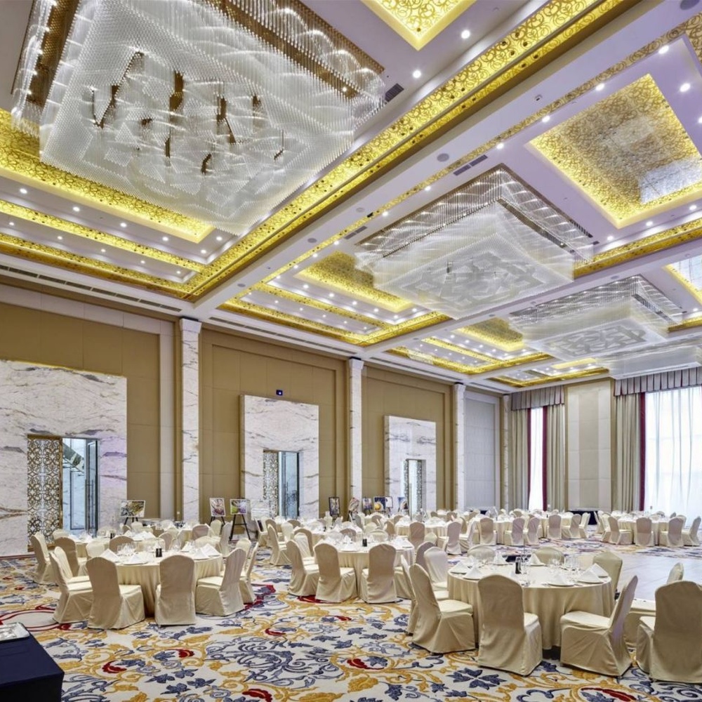 This large-scale engineering crystal ceiling lamp consists of a large number of transparent crystal strips arranged vertically, creating a geometric texture visual effect. Light refracts through the crystals to emit a brilliant and soft halo, serving both lighting and decorative purposes, suitable for high-end large commercial spaces such as hotel lobbies and banquet halls.
