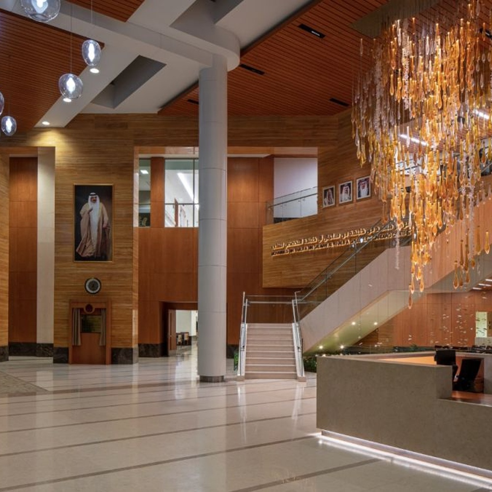 This is a natural-style suspended art installation lamp, composed of transparent ripple-shaped leaves and gold accents, creating an immersive scene with dead trees and green plants, with both decorative and lighting functions, ideal for weddings, high-end restaurants, art galleries and other scenarios.