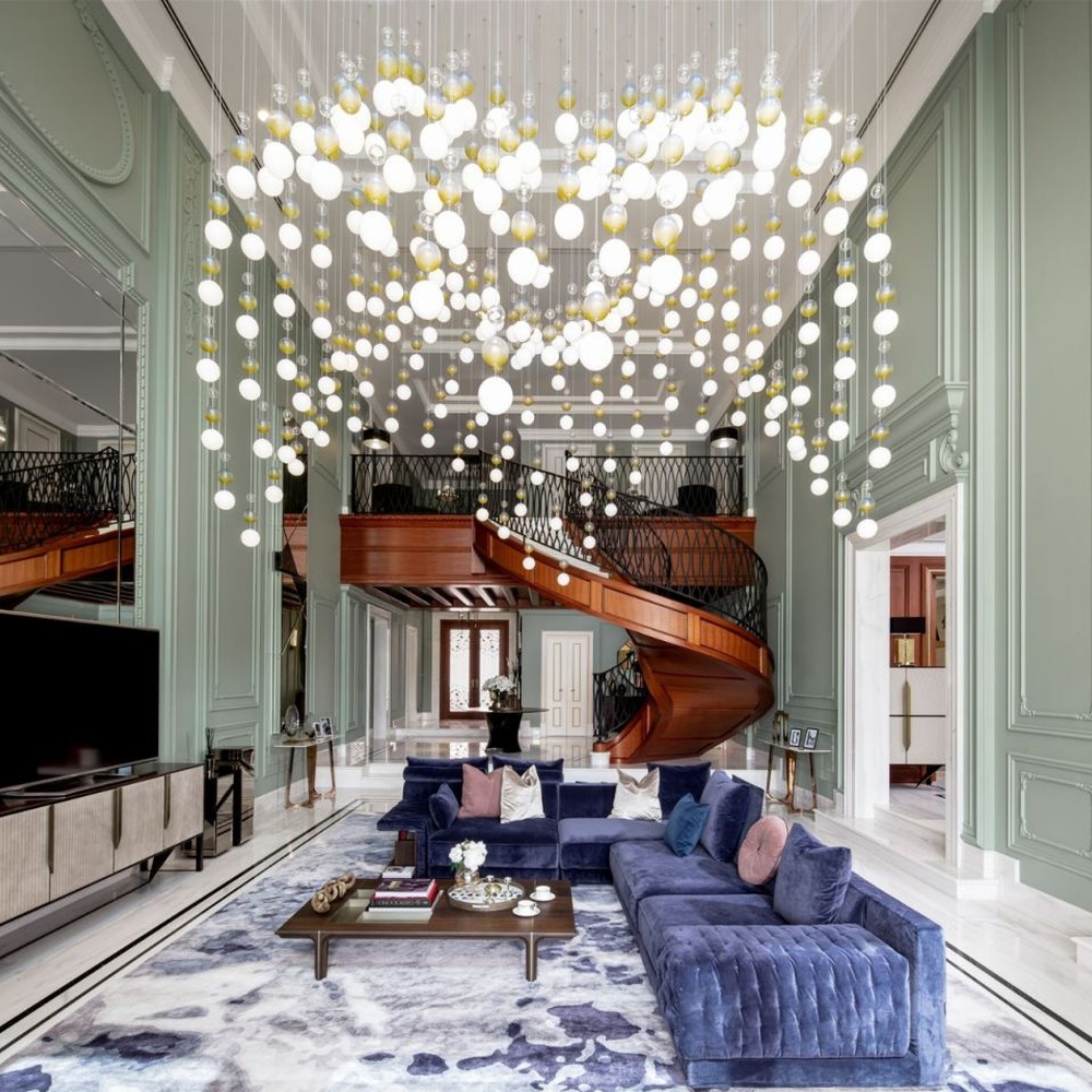 Modern Art Spherical Pendant Chandelier, Composed of Numerous White and Amber Glass/Acrylic Spheres Hung in a Cascading Arrangement, Serves Both Lighting and Decorative Purposes, Ideal for High-Ceiling Villa Halls, Hotel Lobbies, High-End Clubs, etc.