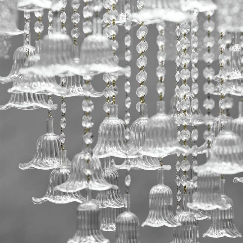 This large-scale engineering crystal ceiling lamp consists of a large number of transparent crystal strips arranged vertically, creating a geometric texture visual effect. Light refracts through the crystals to emit a brilliant and soft halo, serving both lighting and decorative purposes, suitable for high-end large commercial spaces such as hotel lobbies and banquet halls.