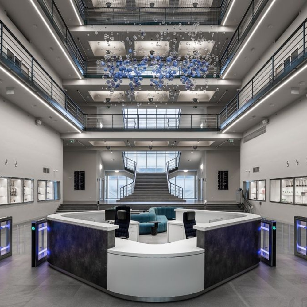 This is a modern art-style suspended bubble installation lamp, composed of transparent and blue-purple gradient spherical elements hung in a staggered manner, with both decorative and lighting functions, ideal for multi-story high-ceiling public spaces such as shopping mall atriums and office building lobbies.