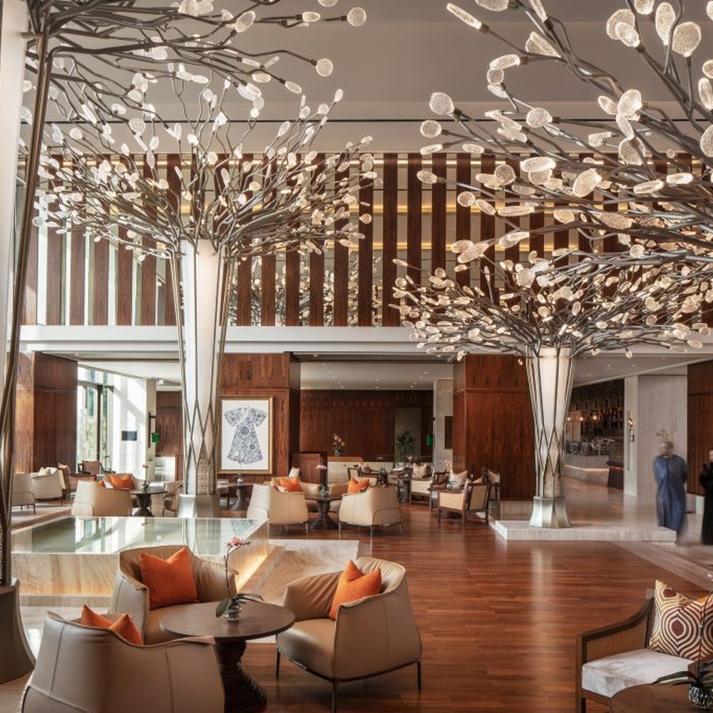 This new Chinese artistic tree-shaped chandelier features a metal branch frame paired with transparent light-emitting leaf-shaped ornaments, presenting a visual effect of blooming flower trees, serving both lighting and decorative purposes, suitable for large spaces such as hotel lobbies and high-end clubs.