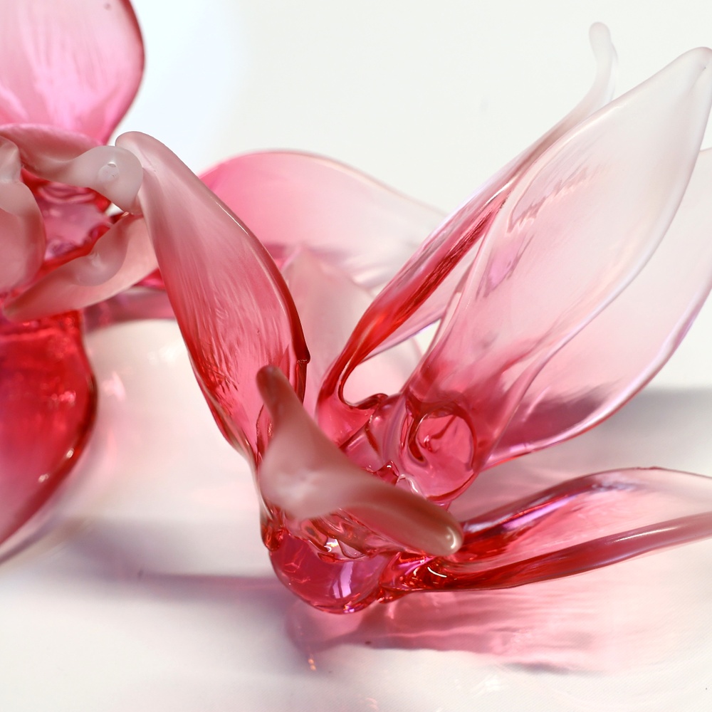 This is an art-installation style tree-shaped chandelier, with a simulated branch as the main structure, paired with transparent and pink-white gradient leaf-shaped luminous components, which has both artistic decoration and soft lighting functions, suitable for large commercial spaces such as hotel lobbies, high-end clubs, and art exhibition halls.