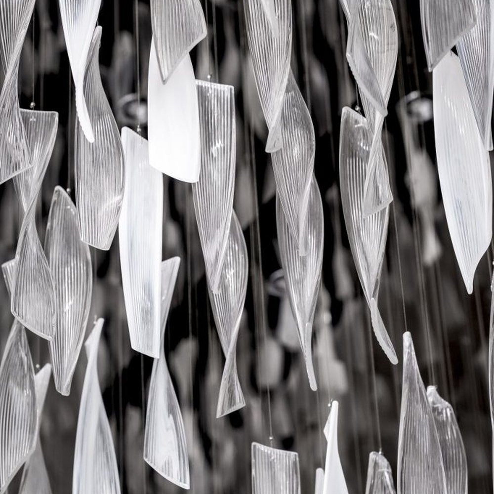 This large oval artistic chandelier is composed of a large number of transparent glass/acrylic pieces hung in a staggered manner, presenting a fluffy and soft visual effect like a cloud. The light refracts through the material to emit a brilliant and transparent glow, serving both lighting and decorative purposes, suitable for core decoration and lighting in large spaces such as hotel lobbies and high-end clubs.