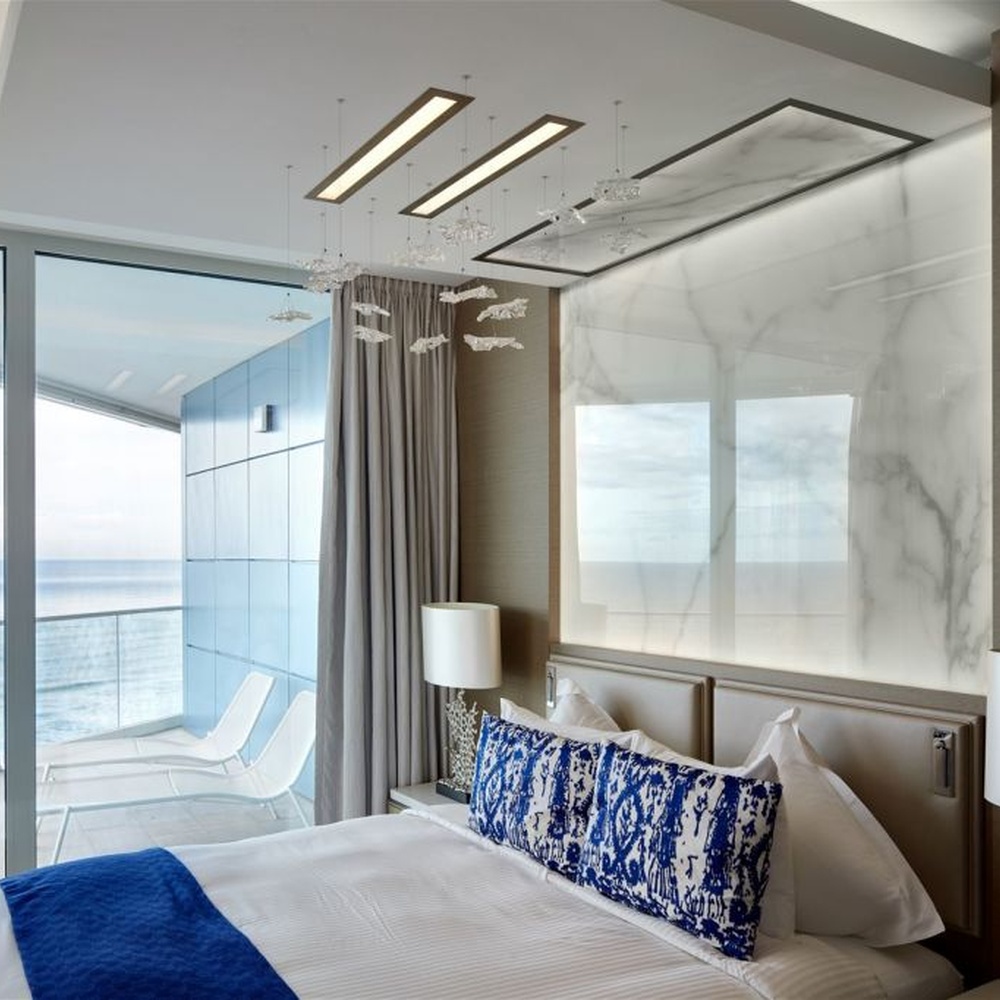 This modern artistic bird-shaped chandelier consists of transparent and gradient blue-purple leaf-shaped glass ornaments hung staggered, arranged in an arc streamline, with point light sources to create a dynamic visual effect, serving both lighting and decorative purposes, suitable for high-end commercial spaces such as luxury sales offices and hotel lobbies.
