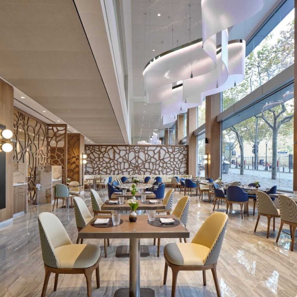 This is a modern minimalist large layered chandelier, crafted with white fabric/acrylic to create a rounded lantern shape, hung in a staggered multi-layer arrangement, with soft and uniform light, featuring both decorative and lighting functions, ideal for high-end restaurants, hotel lobbies and other commercial spaces.