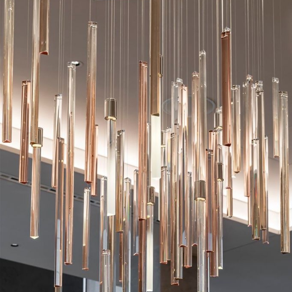 This is a modern minimalist large pendant crystal chandelier, composed of densely hung transparent and translucent crystal tubes, creating a dynamic light waterfall effect, with both decorative and lighting functions, ideal for high-ceiling commercial spaces such as high-end restaurants and hotel lobbies.