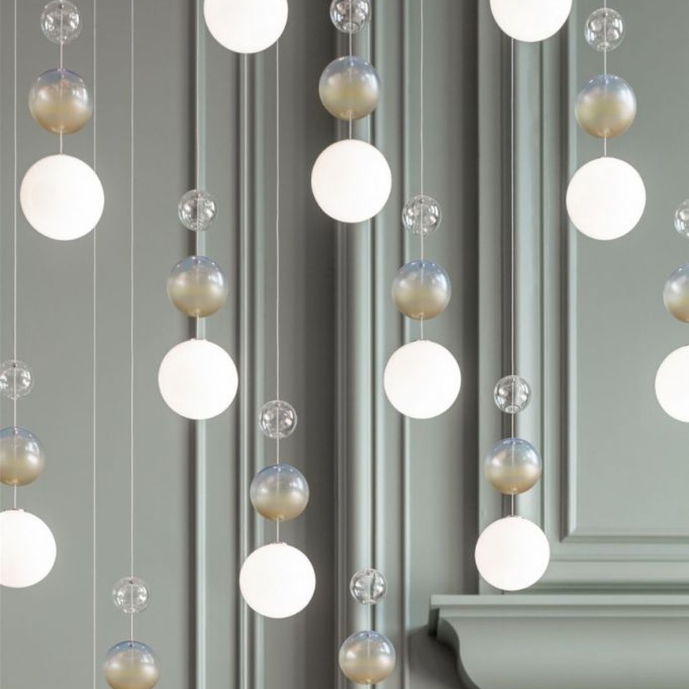 Modern Art Spherical Pendant Chandelier, Composed of Numerous White and Amber Glass/Acrylic Spheres Hung in a Cascading Arrangement, Serves Both Lighting and Decorative Purposes, Ideal for High-Ceiling Villa Halls, Hotel Lobbies, High-End Clubs, etc.