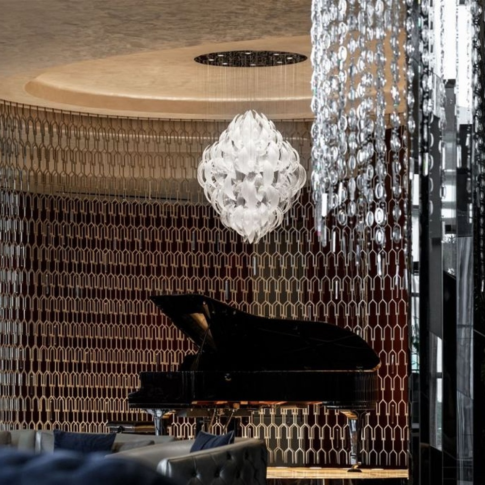 Modern Art Cloud-Shaped Crystal Chandelier, composed of layered irregular transparent crystal/acrylic sheets, serves both lighting and decorative purposes, ideal for luxury hotel lobbies, clubs, sales centers, light luxury living rooms and other high-ceiling spaces.