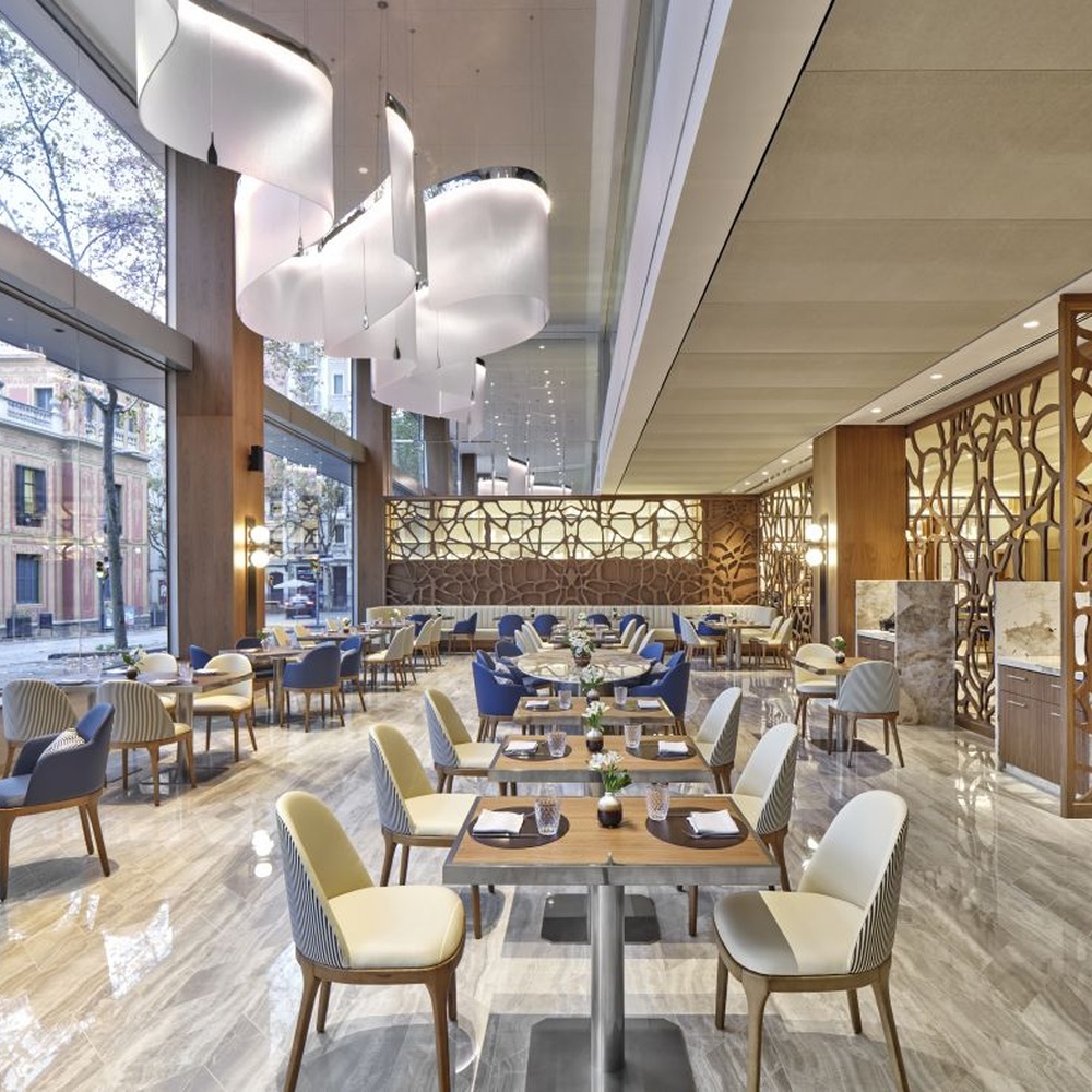 This is a modern minimalist large layered chandelier, crafted with white fabric/acrylic to create a rounded lantern shape, hung in a staggered multi-layer arrangement, with soft and uniform light, featuring both decorative and lighting functions, ideal for high-end restaurants, hotel lobbies and other commercial spaces.