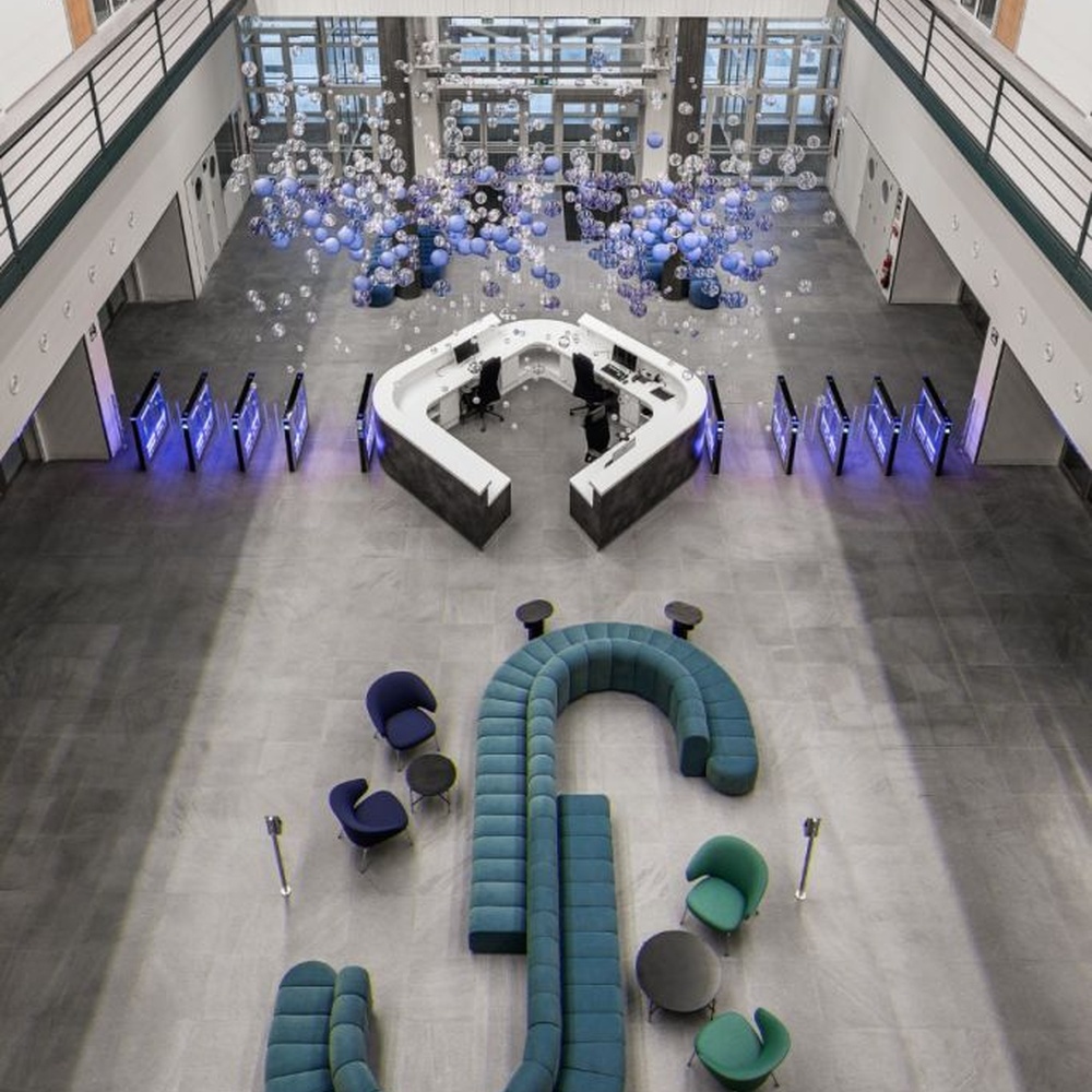 This is a modern art-style suspended bubble installation lamp, composed of transparent and blue-purple gradient spherical elements hung in a staggered manner, with both decorative and lighting functions, ideal for multi-story high-ceiling public spaces such as shopping mall atriums and office building lobbies.