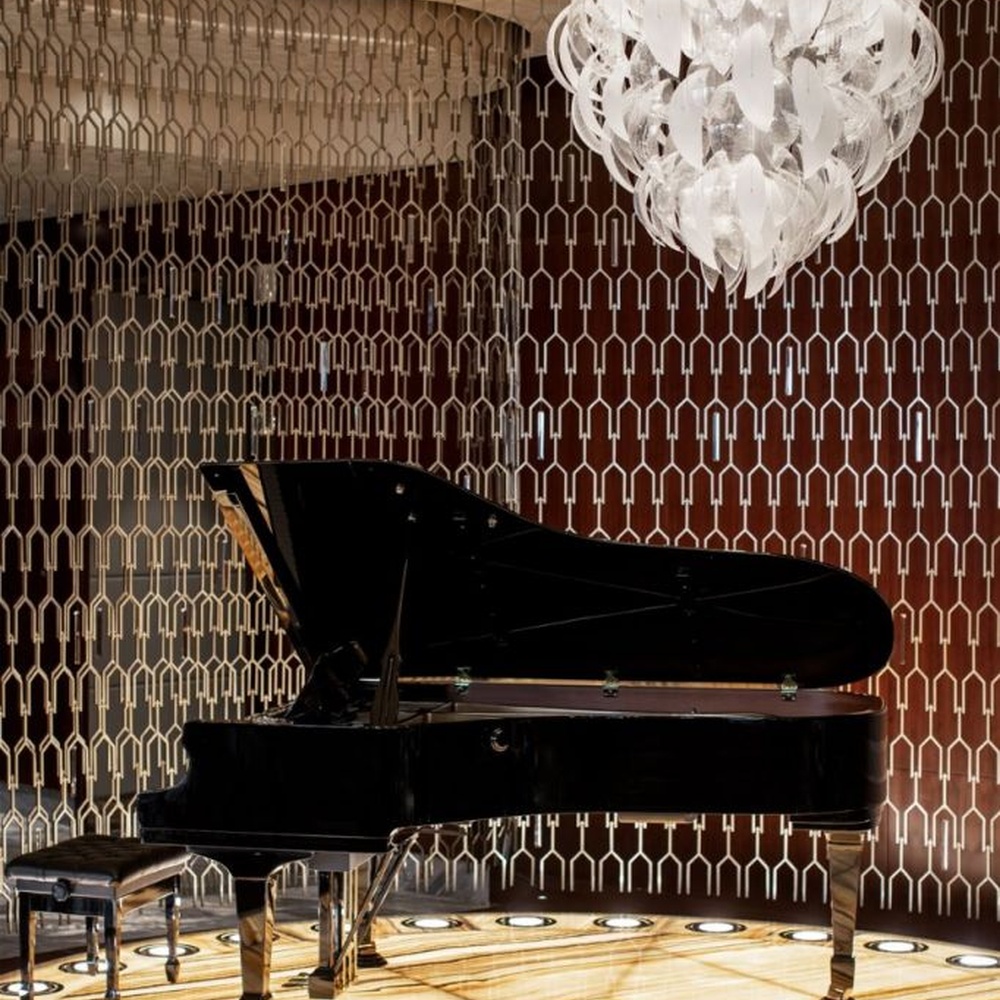 Modern Art Cloud-Shaped Crystal Chandelier, composed of layered irregular transparent crystal/acrylic sheets, serves both lighting and decorative purposes, ideal for luxury hotel lobbies, clubs, sales centers, light luxury living rooms and other high-ceiling spaces.