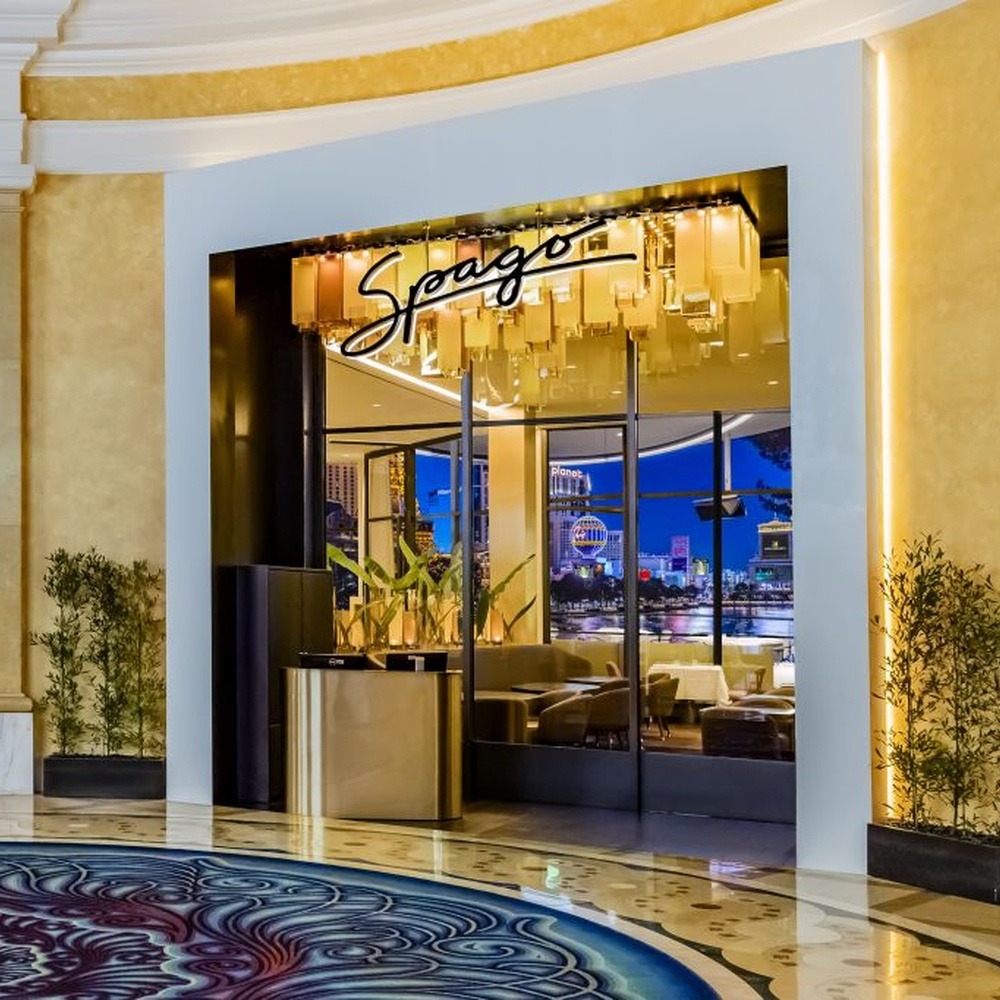 Modern Light Luxury Stacked Square Chandelier, Composed of Layered Amber Acrylic Blocks with Gold Metal Frame, Serves Both Lighting and Decorative Purposes, Ideal for High-End Restaurants, Hotel Lobbies, Clubs, etc.
