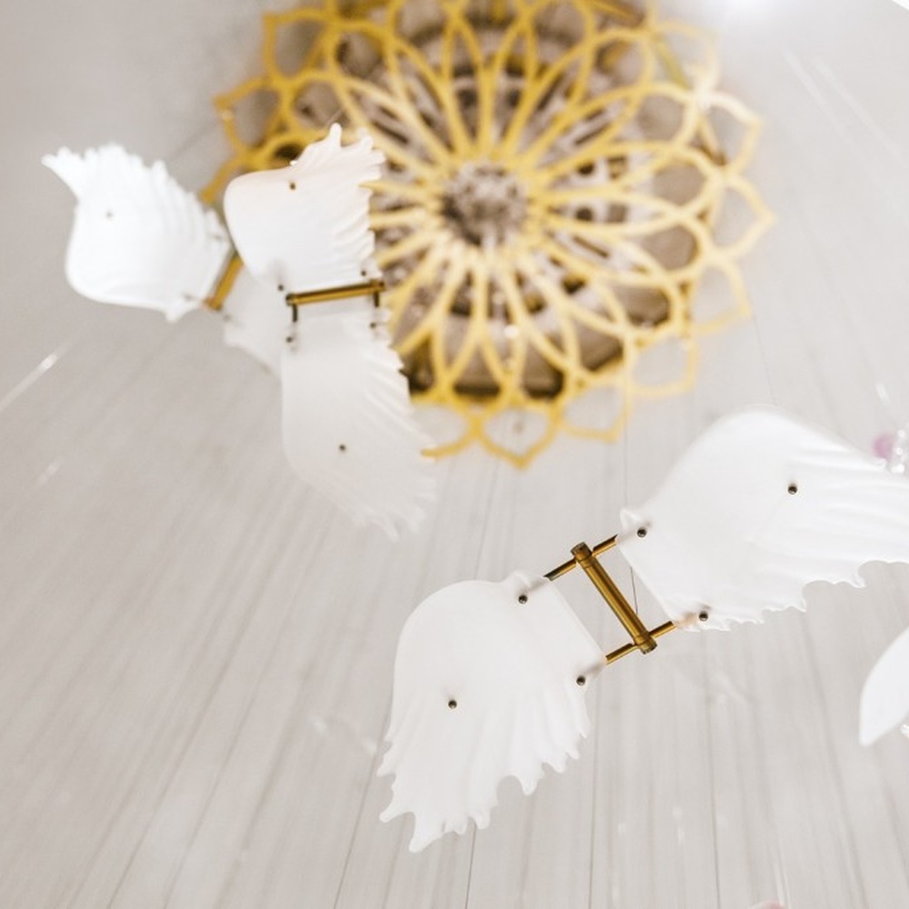 This is an art-installation style tree-shaped chandelier, with a simulated branch as the main structure, paired with transparent and pink-white gradient leaf-shaped luminous components, which has both artistic decoration and soft lighting functions, suitable for large commercial spaces such as hotel lobbies, high-end clubs, and art exhibition halls.