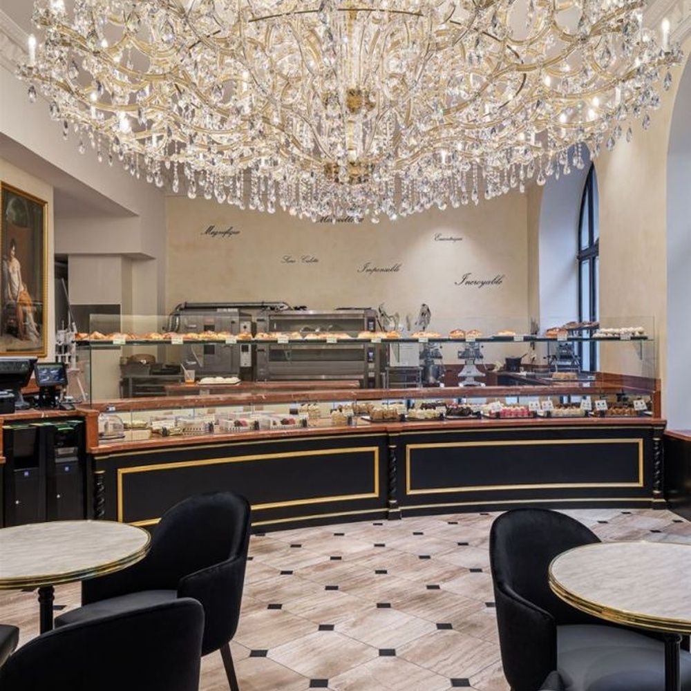 This is a luxurious large chandelier, supported by a gold metal frame with multi-layer crystal pendants, featuring a blooming and gorgeous shape, with brilliant and dazzling light, both decorative and lighting functions, ideal for large commercial spaces such as high-end restaurants and hotel lobbies.
