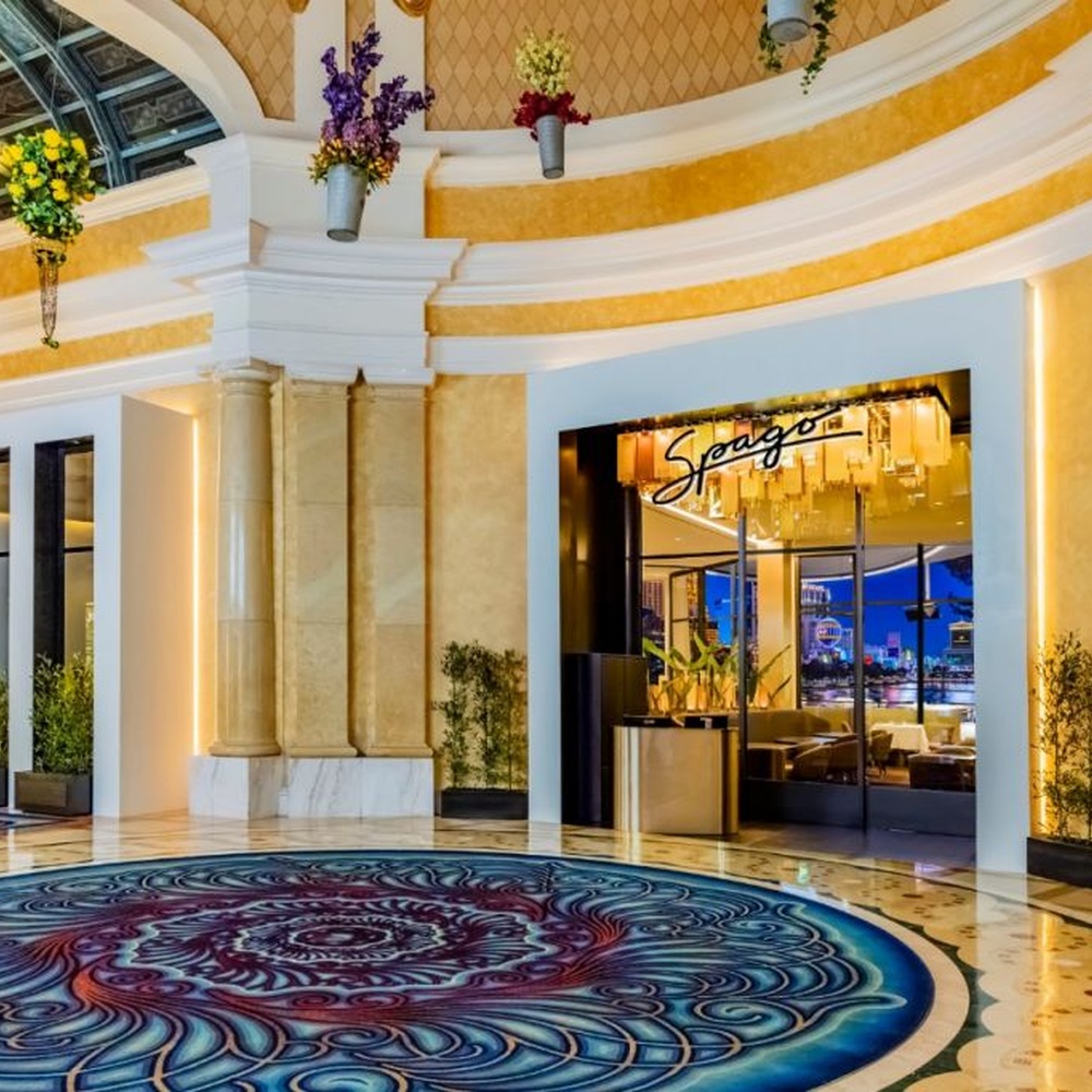 Modern Light Luxury Stacked Square Chandelier, Composed of Layered Amber Acrylic Blocks with Gold Metal Frame, Serves Both Lighting and Decorative Purposes, Ideal for High-End Restaurants, Hotel Lobbies, Clubs, etc.
