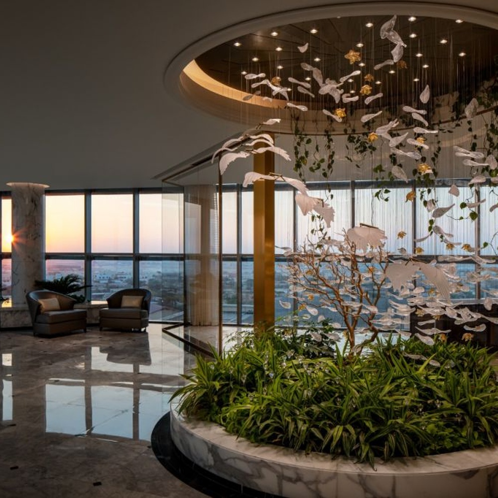 This is a natural-style suspended art installation lamp, composed of transparent ripple-shaped leaves and gold accents, creating an immersive scene with dead trees and green plants, with both decorative and lighting functions, ideal for weddings, high-end restaurants, art galleries and other scenarios.