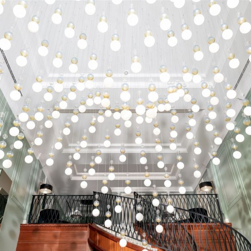 Modern Art Spherical Pendant Chandelier, Composed of Numerous White and Amber Glass/Acrylic Spheres Hung in a Cascading Arrangement, Serves Both Lighting and Decorative Purposes, Ideal for High-Ceiling Villa Halls, Hotel Lobbies, High-End Clubs, etc.