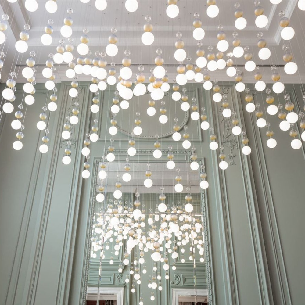 Modern Art Spherical Pendant Chandelier, Composed of Numerous White and Amber Glass/Acrylic Spheres Hung in a Cascading Arrangement, Serves Both Lighting and Decorative Purposes, Ideal for High-Ceiling Villa Halls, Hotel Lobbies, High-End Clubs, etc.