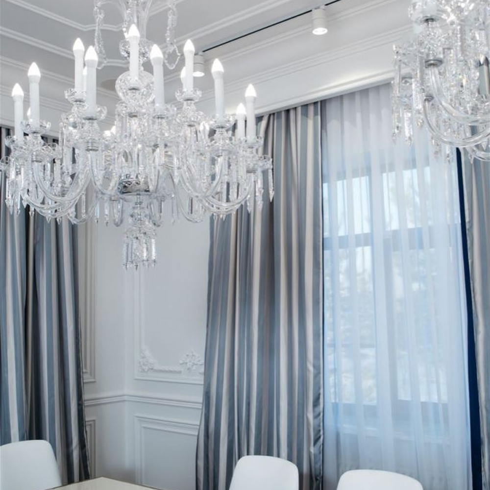 This is a European court-style large chandelier, composed of densely packed transparent crystal pendants and candle-style lamp arms, brilliant and luxurious, with both decorative and lighting functions, ideal for high-end indoor spaces such as villa living rooms and banquet halls.