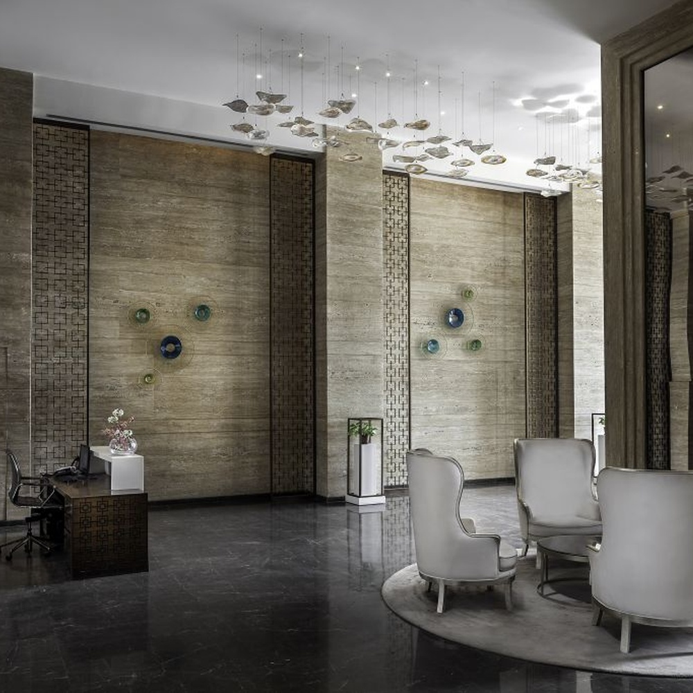 This modern art cloud-slice chandelier consists of irregular transparent and gold cloud-shaped ornaments hung staggered, as light as floating clouds. Light passes through the ornaments to emit a soft and transparent halo, serving both lighting and decorative purposes, suitable for high-end commercial spaces such as luxury sales offices and clubs.