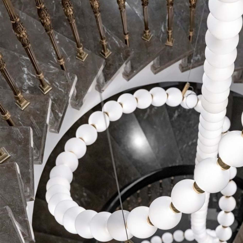 Modern Art Spiral Beaded Chandelier, Composed of Milk White Spherical Lamps Connected in a Spiral Shape Following Staircase Curves, with Gold Metal Details, Serves Both Lighting and Decorative Purposes, Ideal for Villa Spiral Staircases, High-Ceiling Halls, Luxury Hotel Lobbies, etc.
