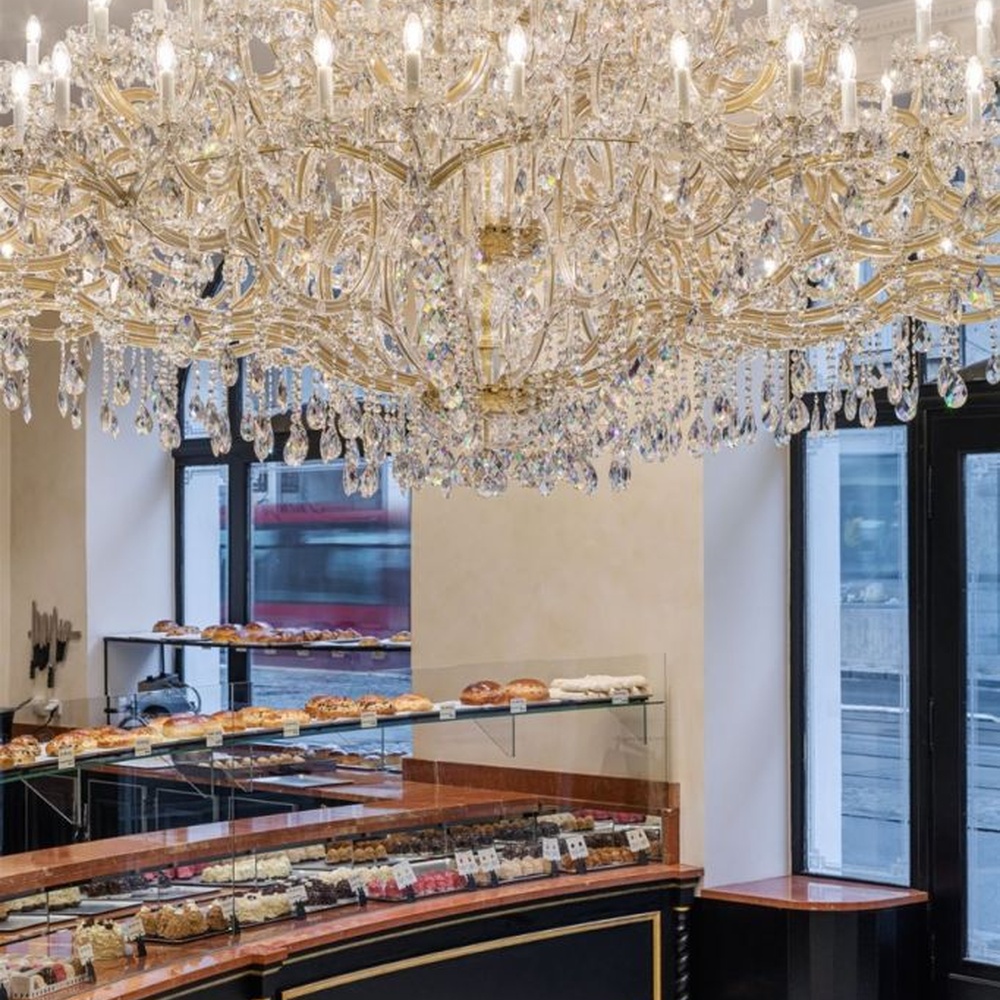 This is a luxurious large chandelier, supported by a gold metal frame with multi-layer crystal pendants, featuring a blooming and gorgeous shape, with brilliant and dazzling light, both decorative and lighting functions, ideal for large commercial spaces such as high-end restaurants and hotel lobbies.
