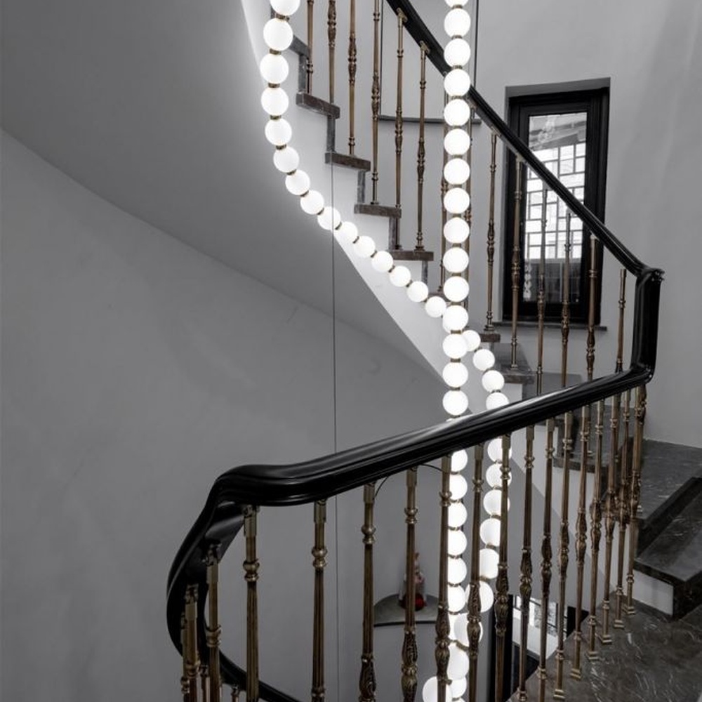 Modern Art Spiral Beaded Chandelier, Composed of Milk White Spherical Lamps Connected in a Spiral Shape Following Staircase Curves, with Gold Metal Details, Serves Both Lighting and Decorative Purposes, Ideal for Villa Spiral Staircases, High-Ceiling Halls, Luxury Hotel Lobbies, etc.
