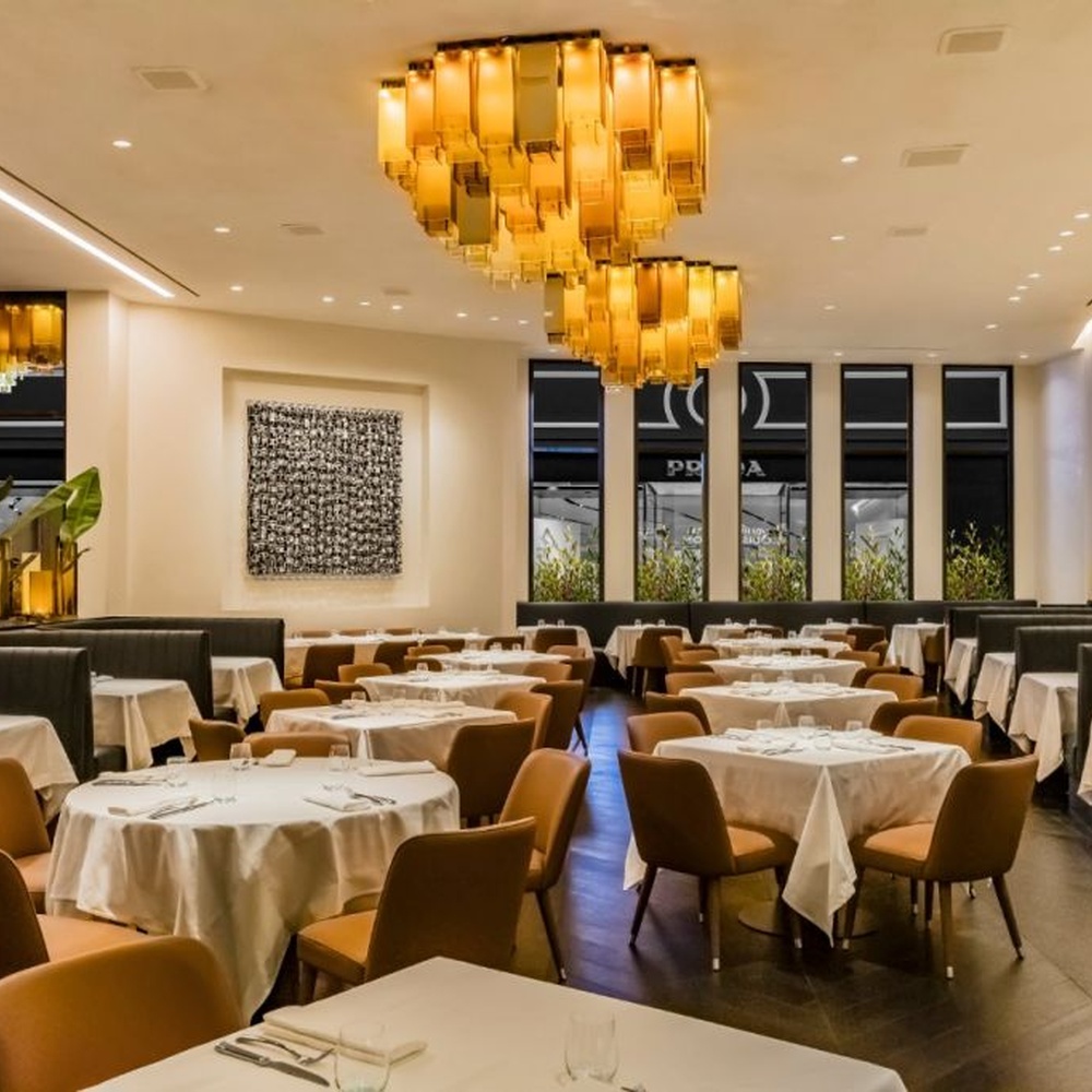 Modern Light Luxury Stacked Square Chandelier, Composed of Layered Amber Acrylic Blocks with Gold Metal Frame, Serves Both Lighting and Decorative Purposes, Ideal for High-End Restaurants, Hotel Lobbies, Clubs, etc.
