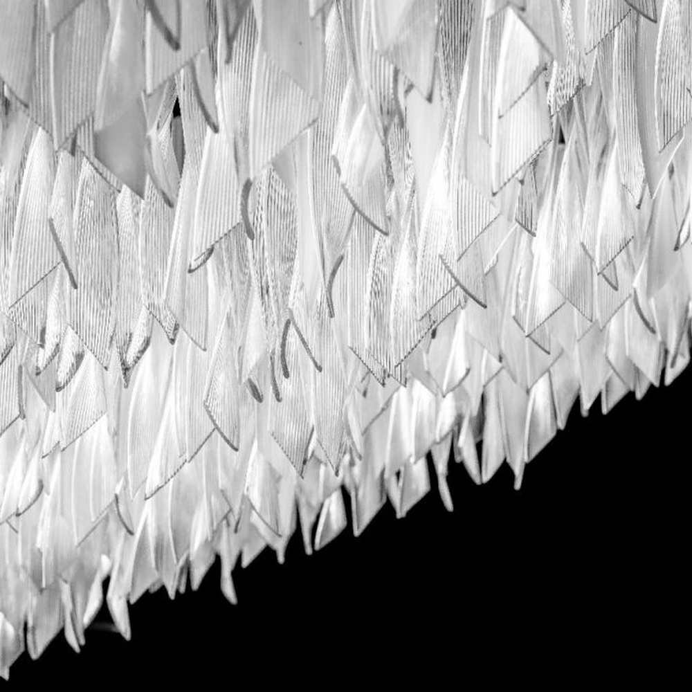 This large oval artistic chandelier is composed of a large number of transparent glass/acrylic pieces hung in a staggered manner, presenting a fluffy and soft visual effect like a cloud. The light refracts through the material to emit a brilliant and transparent glow, serving both lighting and decorative purposes, suitable for core decoration and lighting in large spaces such as hotel lobbies and high-end clubs.