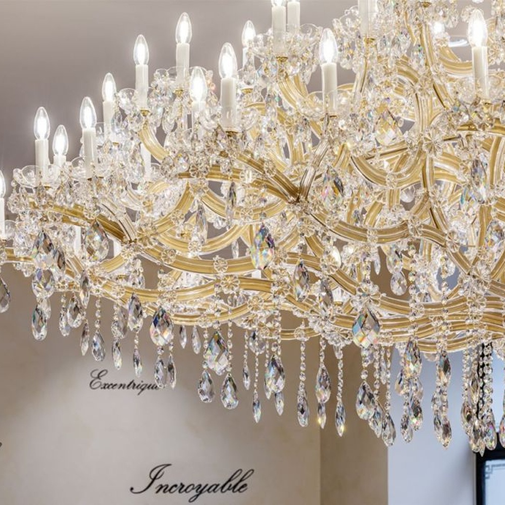 This is a luxurious large chandelier, supported by a gold metal frame with multi-layer crystal pendants, featuring a blooming and gorgeous shape, with brilliant and dazzling light, both decorative and lighting functions, ideal for large commercial spaces such as high-end restaurants and hotel lobbies.
