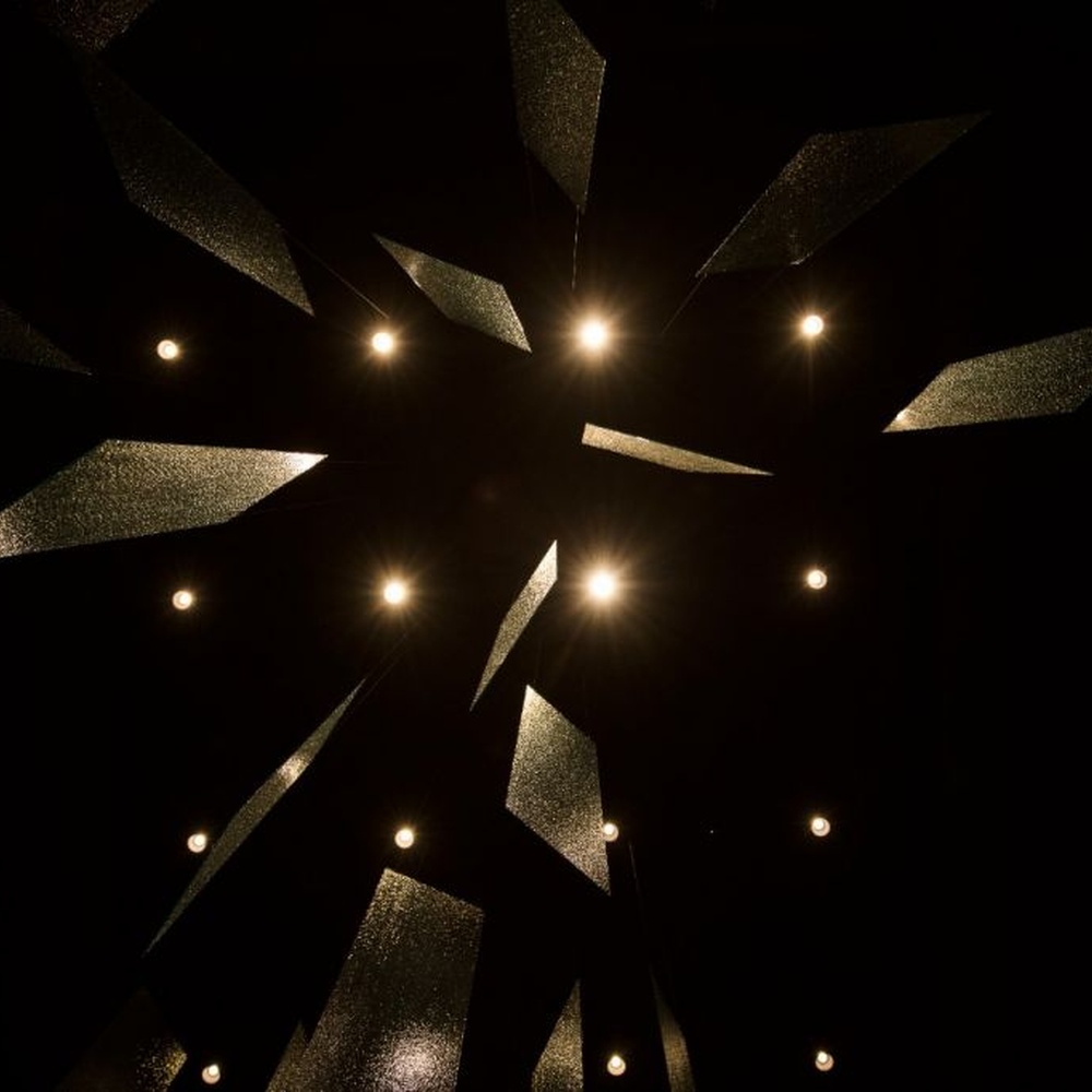 This is a modern minimalist large layered chandelier, crafted with white fabric/acrylic to create a rounded lantern shape, hung in a staggered multi-layer arrangement, with soft and uniform light, featuring both decorative and lighting functions, ideal for high-end restaurants, hotel lobbies and other commercial spaces.