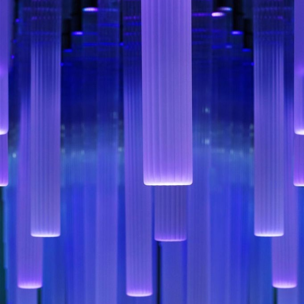 This is an immersive LED pendant light array, composed of densely arranged purple gradient LED light strips arranged vertically, presenting a flowing starry sky effect, with both decorative and atmosphere-creating functions, ideal for trendy commercial spaces such as brand stores and commercial entrances.
