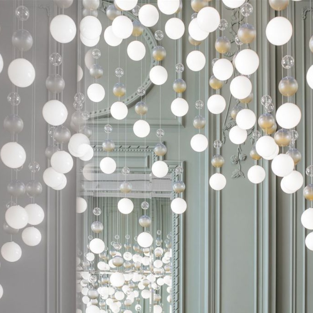 Modern Art Spherical Pendant Chandelier, Composed of Numerous White and Amber Glass/Acrylic Spheres Hung in a Cascading Arrangement, Serves Both Lighting and Decorative Purposes, Ideal for High-Ceiling Villa Halls, Hotel Lobbies, High-End Clubs, etc.