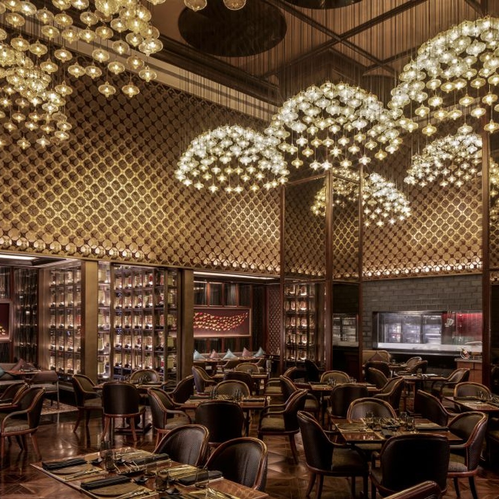 This light luxury bubble cloud chandelier is composed of a large number of transparent glass bubble lamp heads, arranged in a hemispherical staggered manner. Warm light refracts through the bubbles to emit soft and brilliant light spots, serving both lighting and decorative purposes, suitable for high-end restaurants, clubs and other light luxury style spaces.