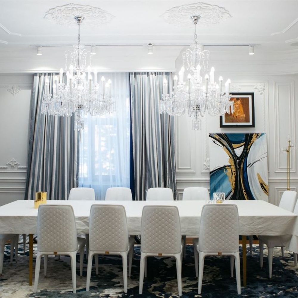 This is a European court-style large chandelier, composed of densely packed transparent crystal pendants and candle-style lamp arms, brilliant and luxurious, with both decorative and lighting functions, ideal for high-end indoor spaces such as villa living rooms and banquet halls.