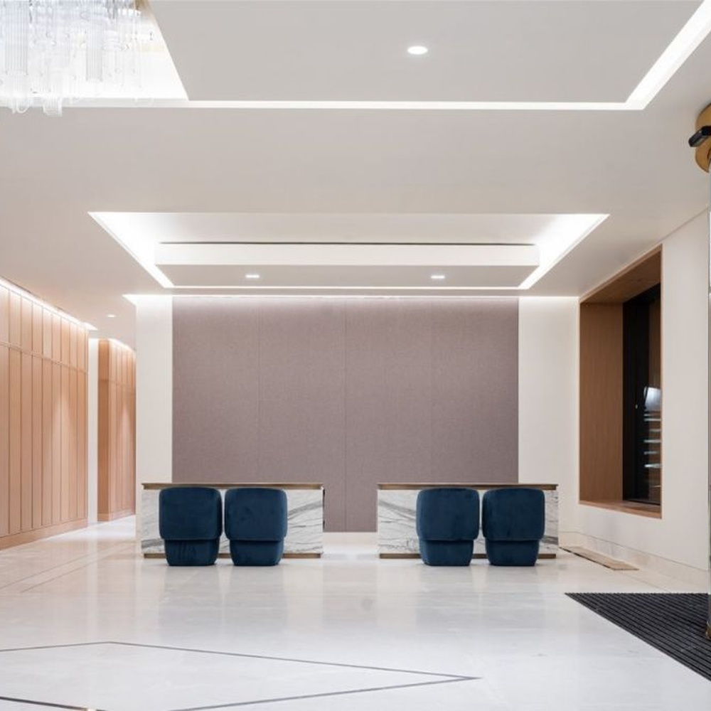 This is a luxurious large rectangular crystal pendant chandelier, composed of densely arranged transparent crystal strips, presenting a brilliant glossy effect, with both decorative and lighting functions, ideal for high-end high-ceiling public spaces such as hotel lobbies and office building entrances.