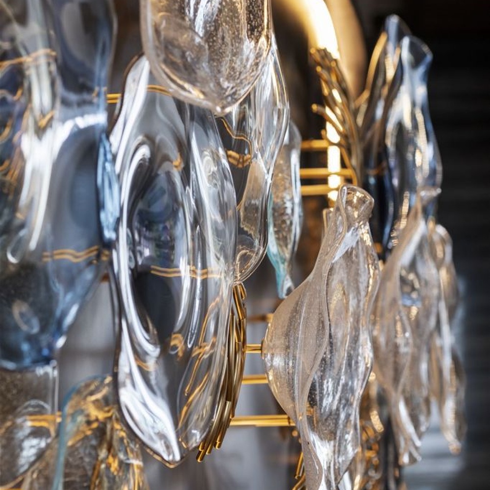 This blue-tone liuli bubble art chandelier is composed of gradient blue and transparent glass bubbles intertwined with metal lines, presenting a dynamic shape like marine plankton. Light refracts through the liuli to emit a transparent and soft halo, serving both lighting and installation art purposes, suitable for high-end commercial spaces such as hotel lobbies and art exhibition halls.