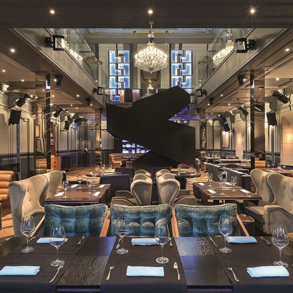 This light luxury interlaced ring crystal chandelier features a multi-layer flowing ring shape made of metal frames and crystal strips, with light refracting a brilliant halo through the crystals, serving both lighting and decorative purposes, suitable for modern light luxury spaces such as living rooms and dining rooms.