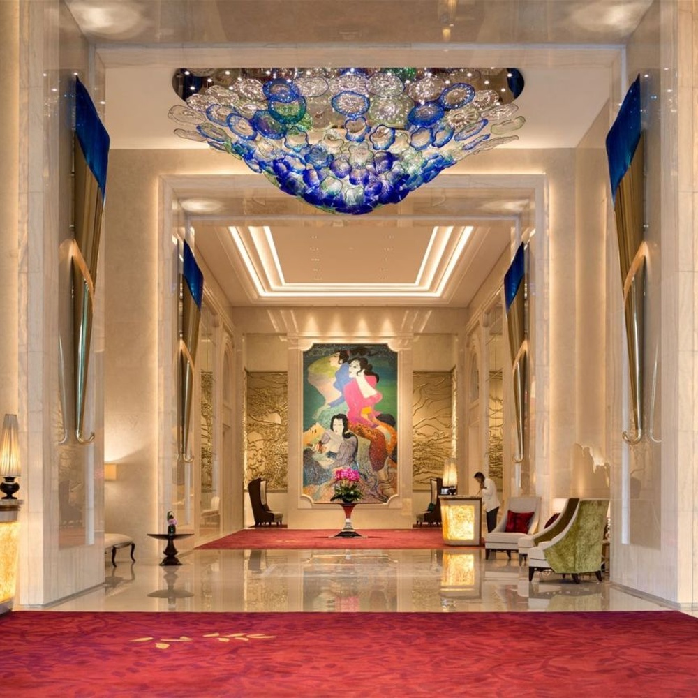 This blue-green gradient liuli bubble art ceiling lamp is composed of layered liuli bubbles forming a cloud shape. Light refracts through to emit a colorful halo, serving both lighting and installation art purposes, suitable for luxury spaces such as hotel lobbies and high-end clubs.